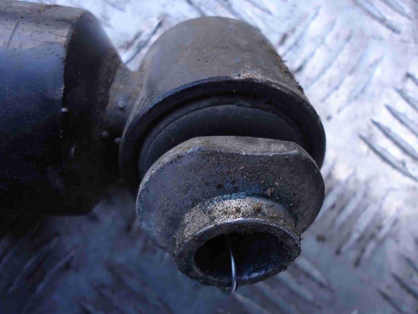 Амортизатор задний левый