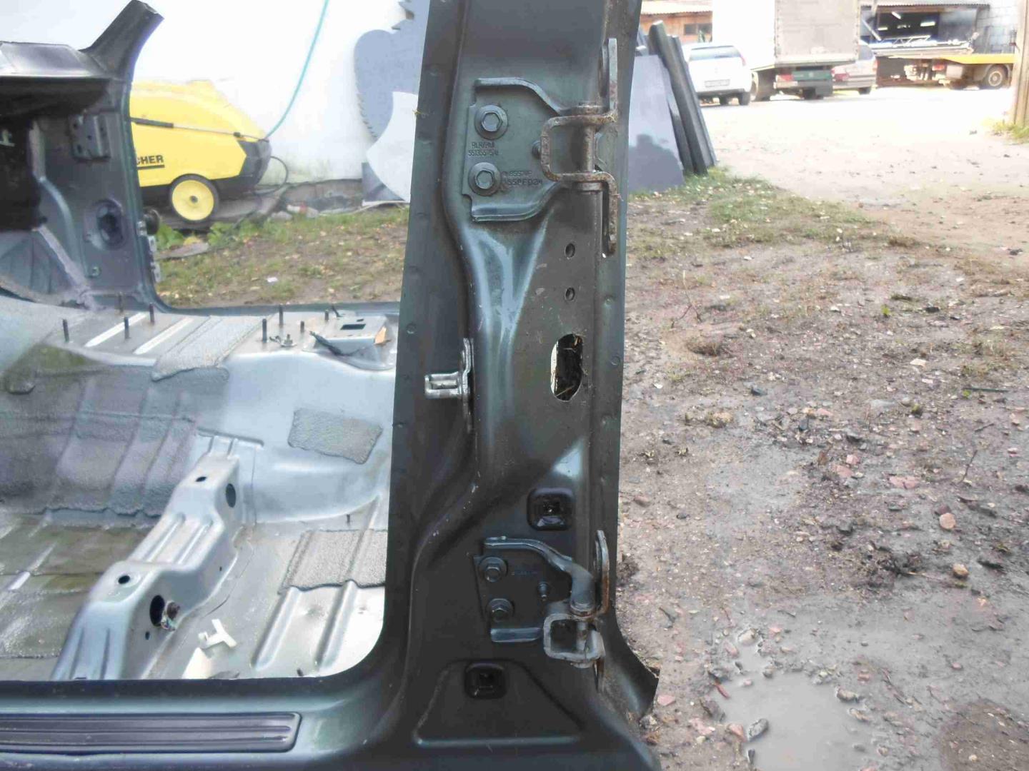 Петля двери