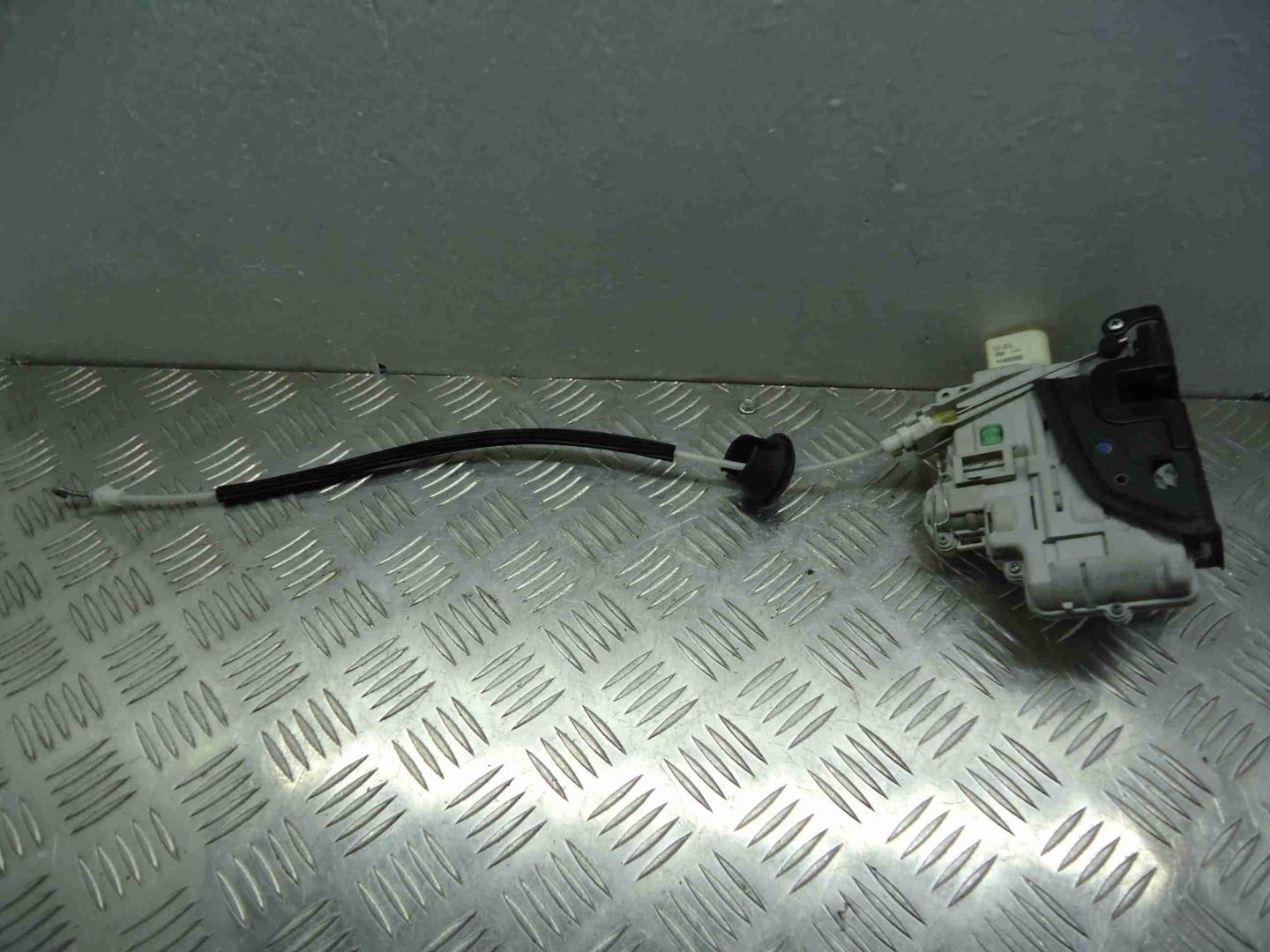 Замок двери задней левой