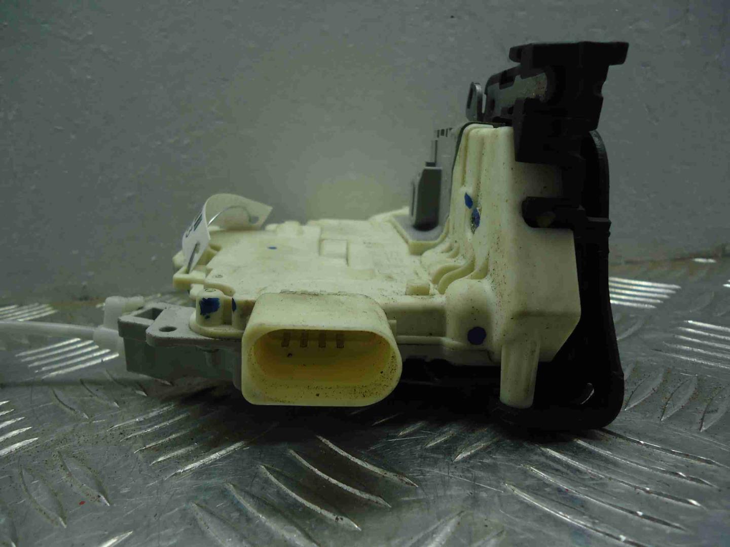 Замок двери задней левой