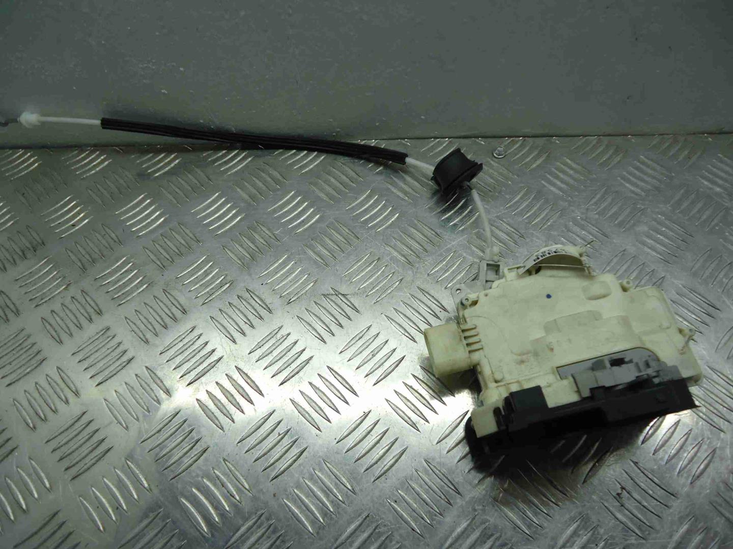 Замок двери задней левой