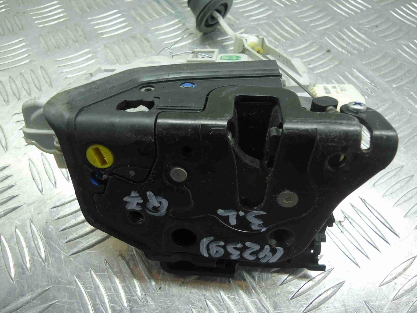 Замок двери задней левой