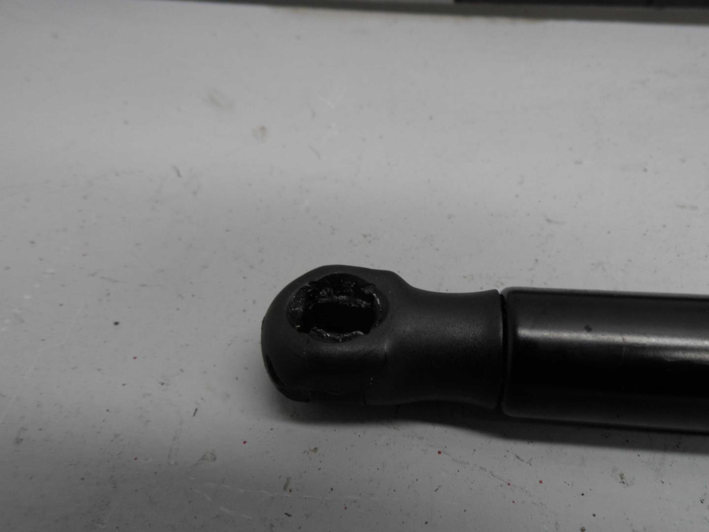 Амортизатор крышки багажника