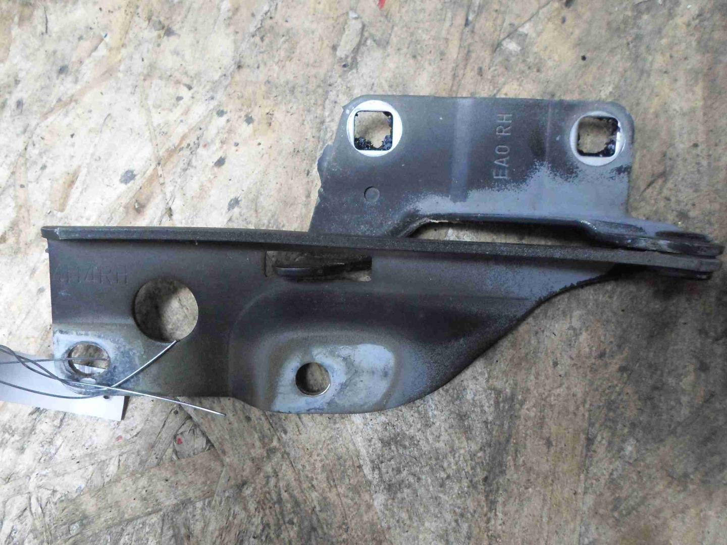 Петля капота правая