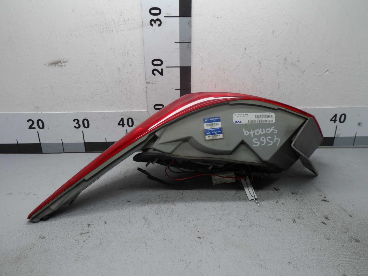 Фонарь задний наружный правый