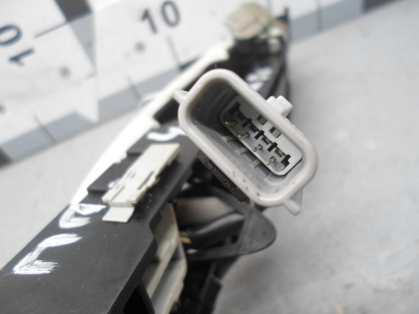 Ручка двери передней наружная правая