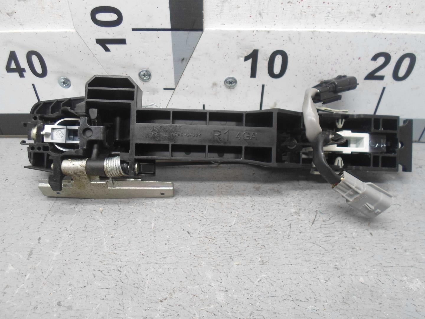 Ручка двери передней наружная правая