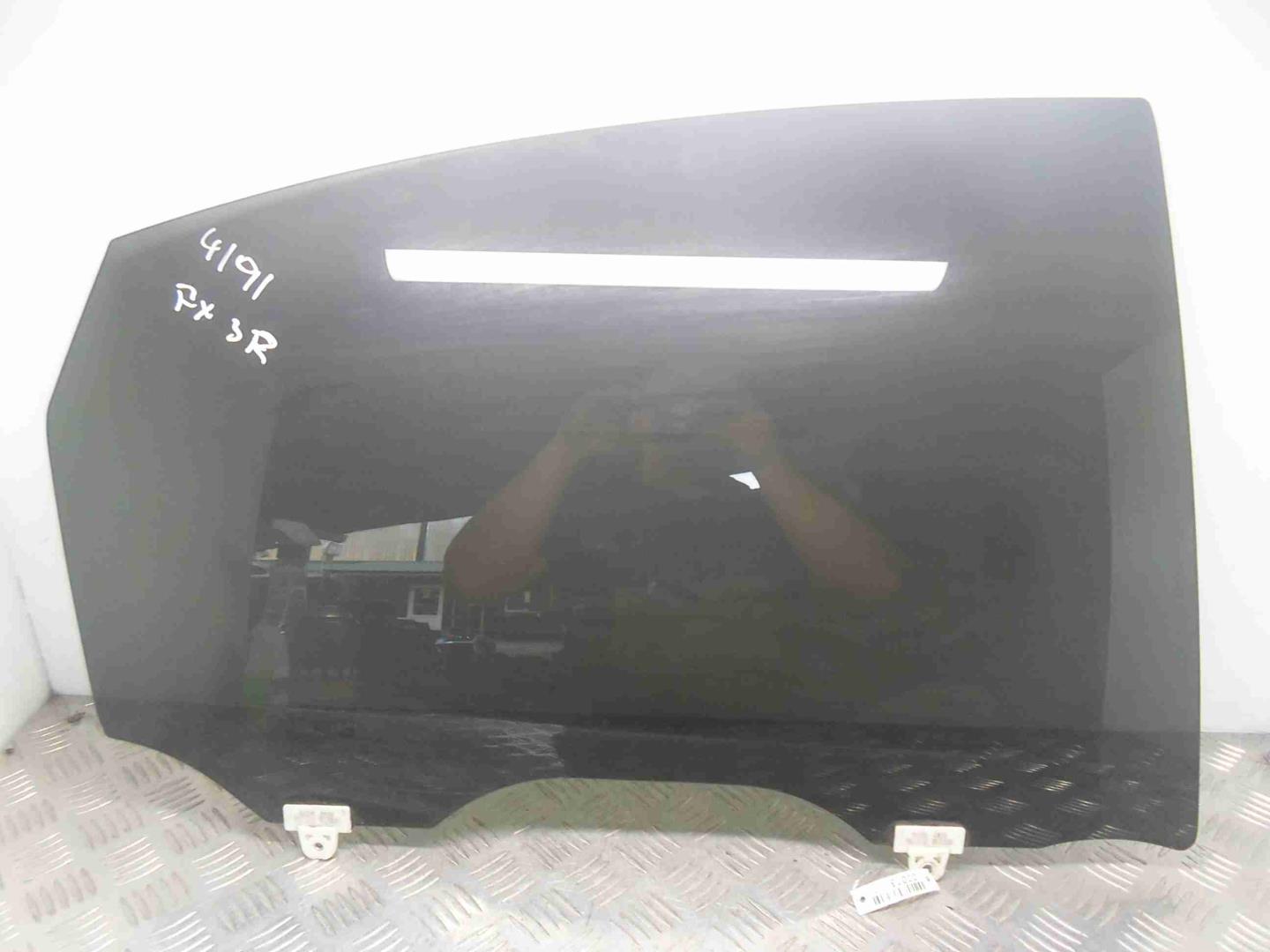 Стекло двери задней правой