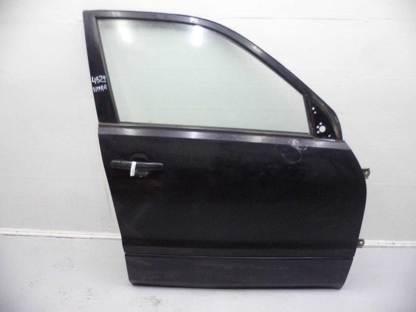 Стекло двери передней правой