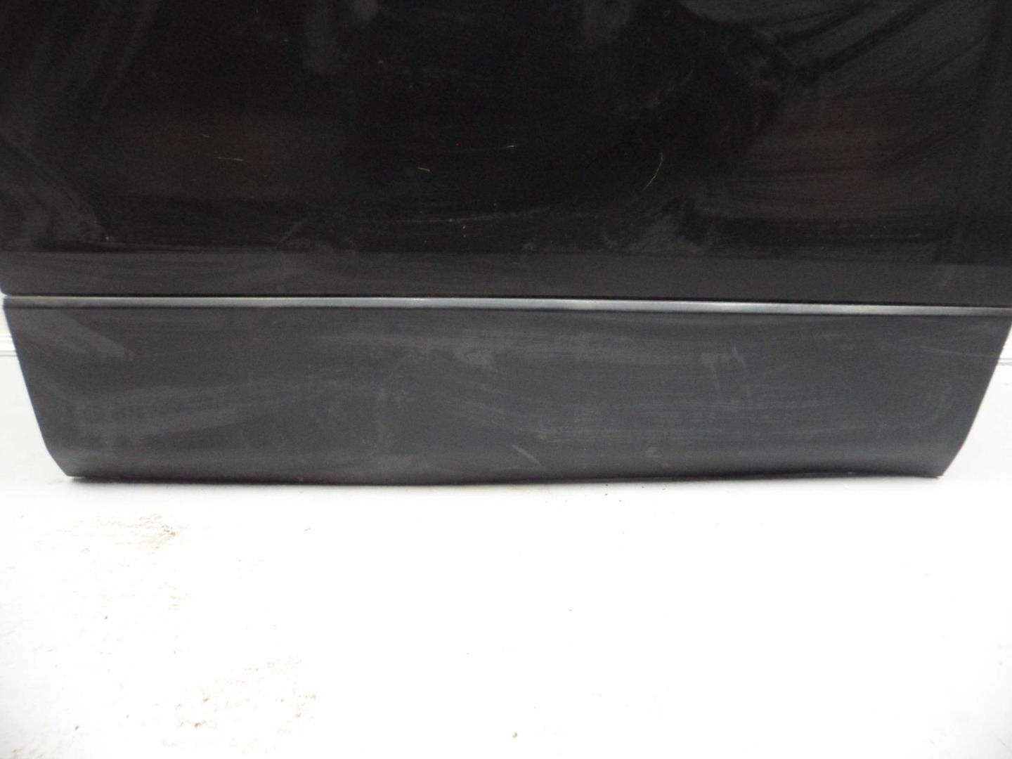 Стекло двери передней правой