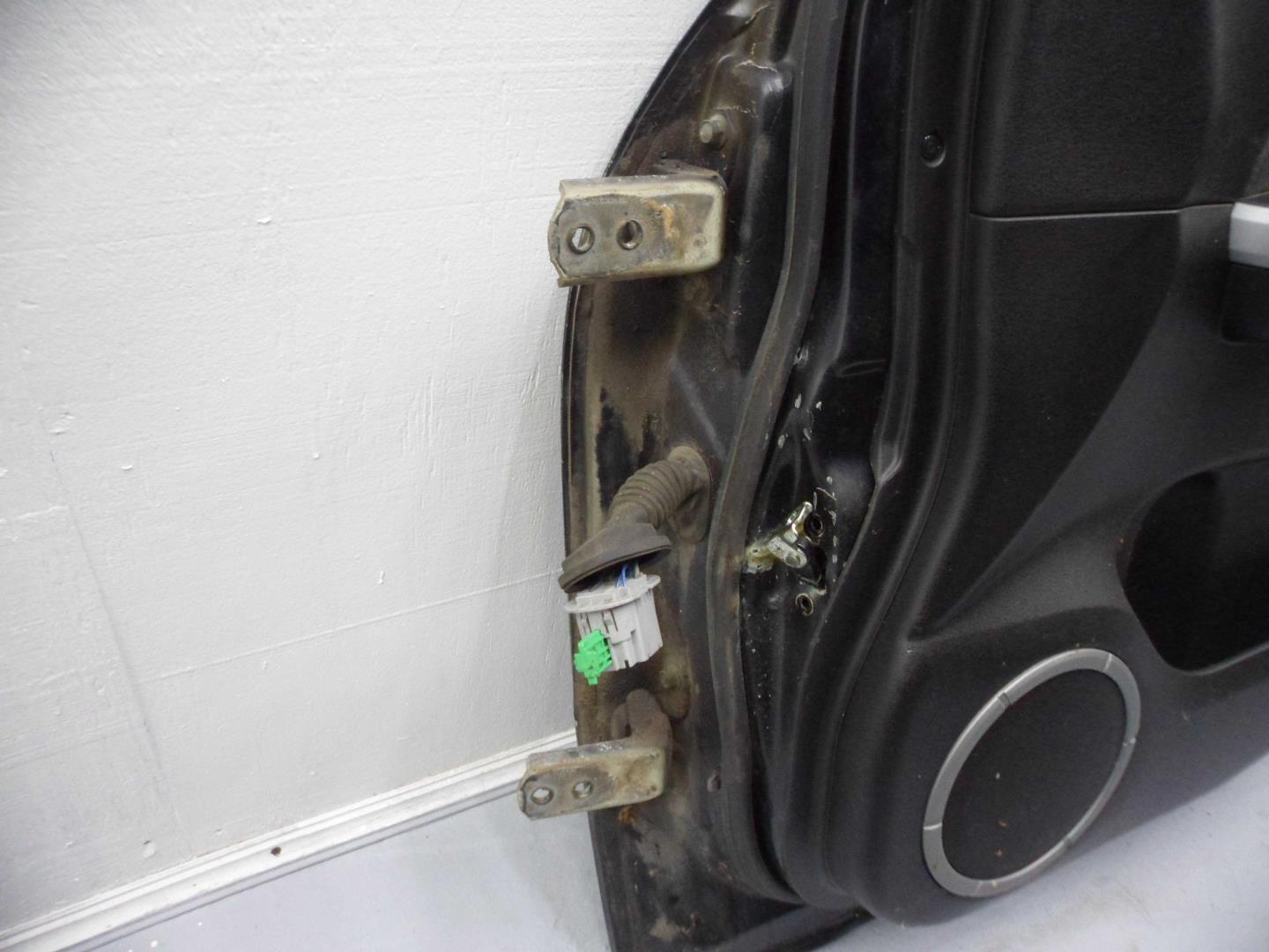 Стекло двери передней правой