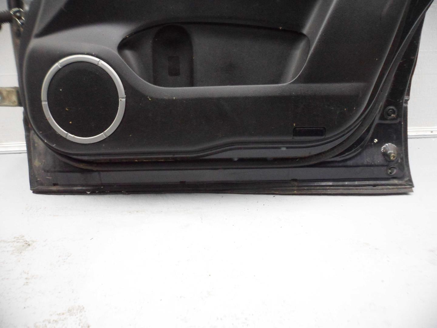 Стекло двери передней правой