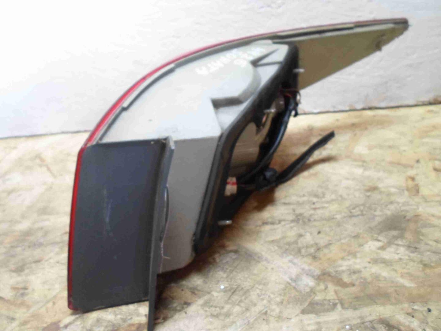 Фонарь задний наружный левый