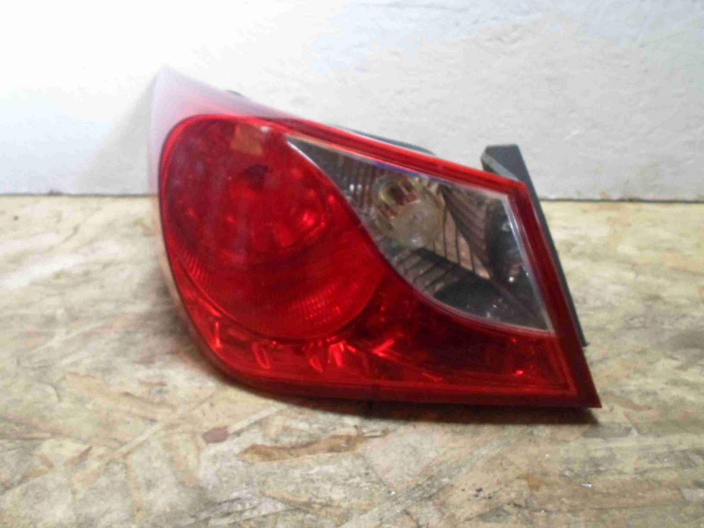 Фонарь задний наружный левый