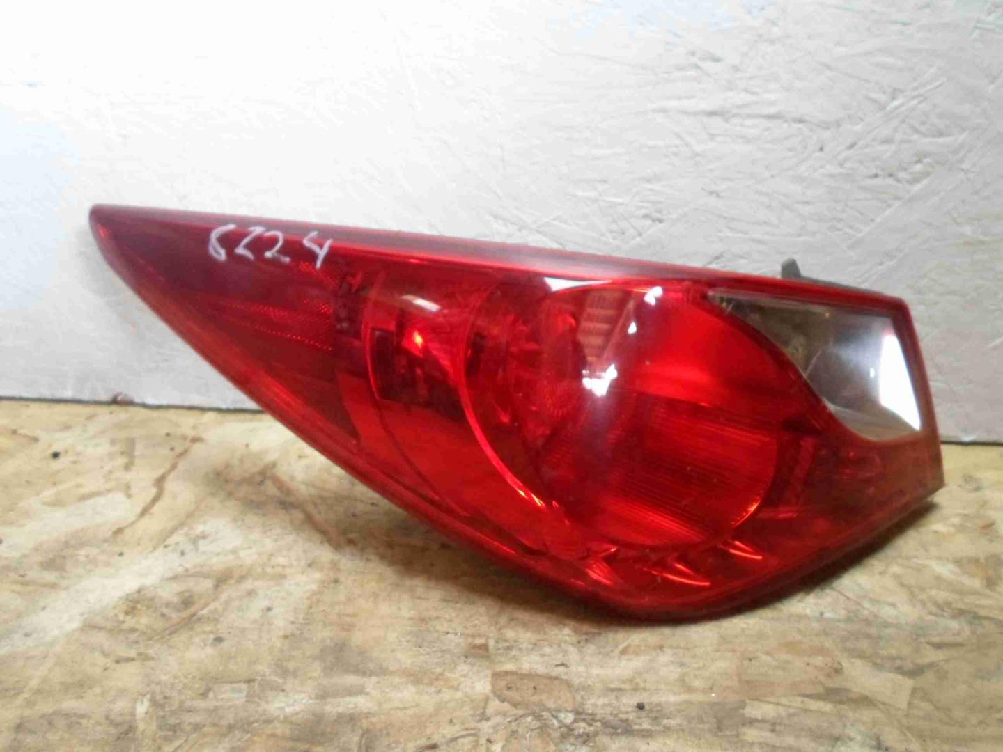 Фонарь задний наружный левый