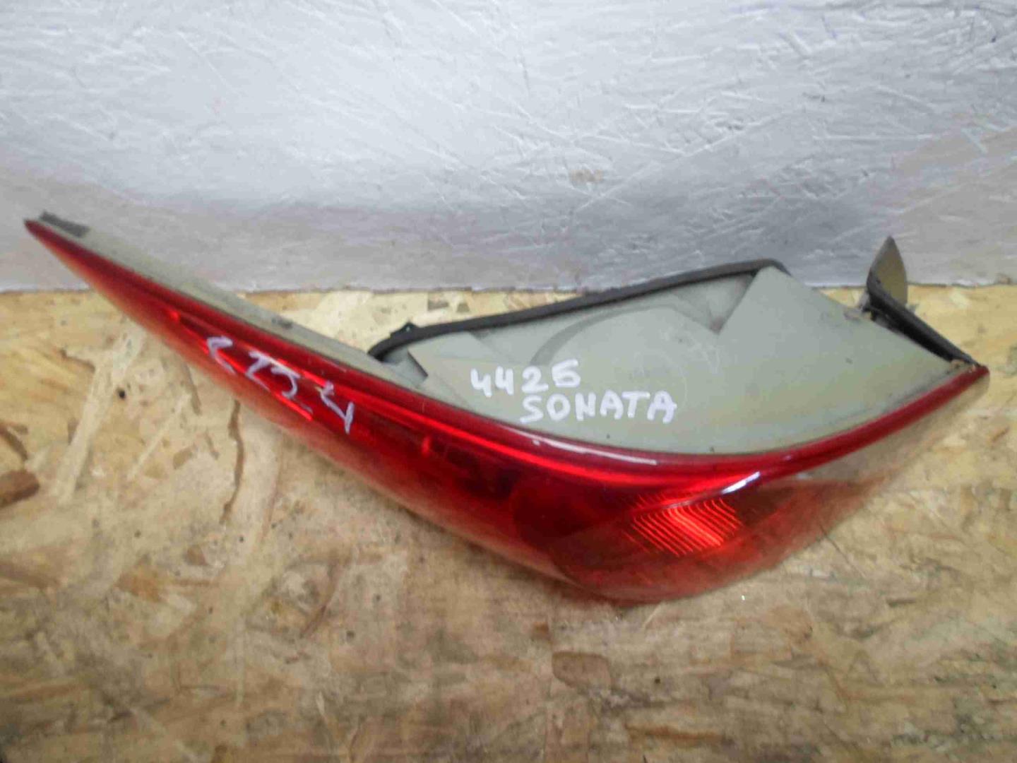 Фонарь задний наружный левый