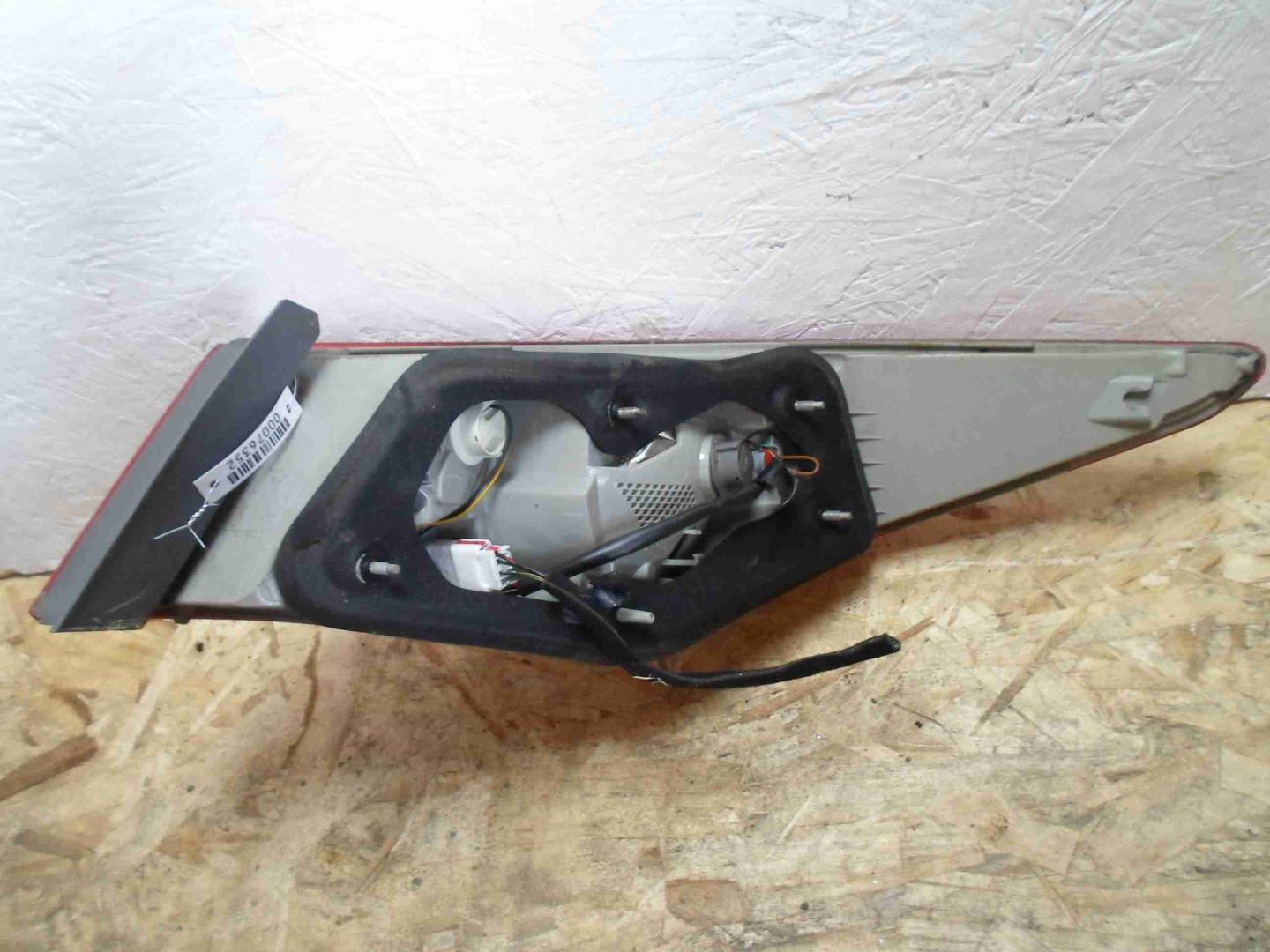 Фонарь задний наружный левый