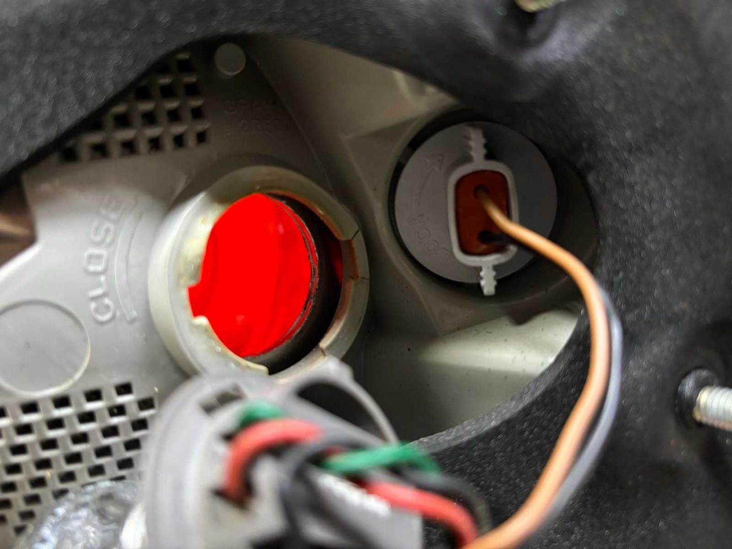 Фонарь задний наружный левый