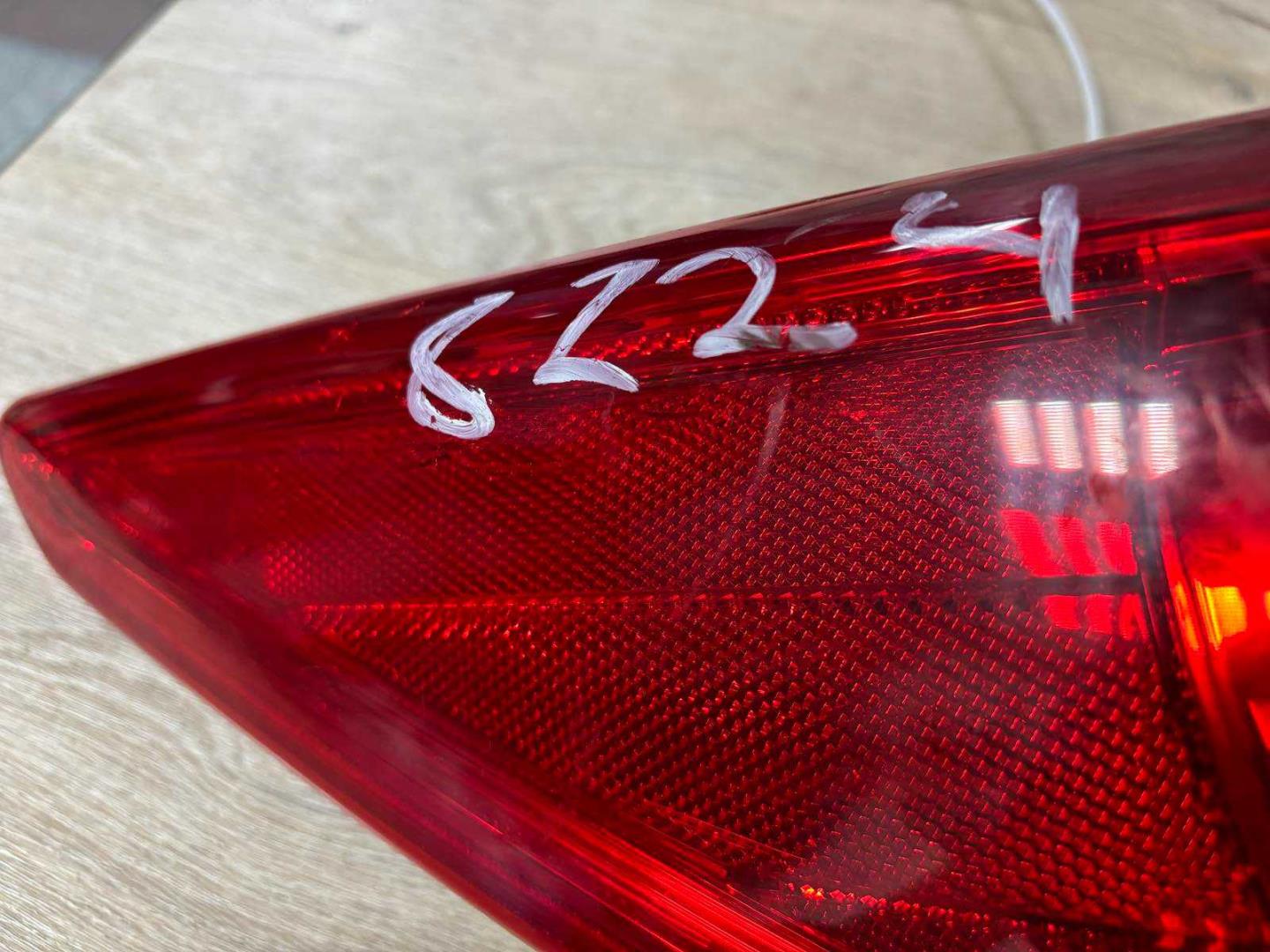 Фонарь задний наружный левый