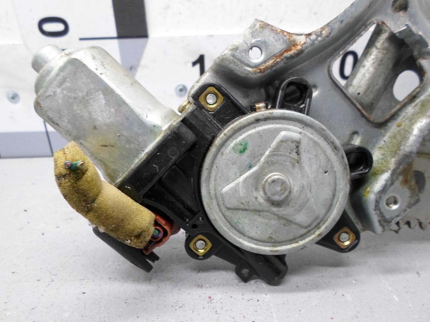 Стеклоподъемник электр. задний правый