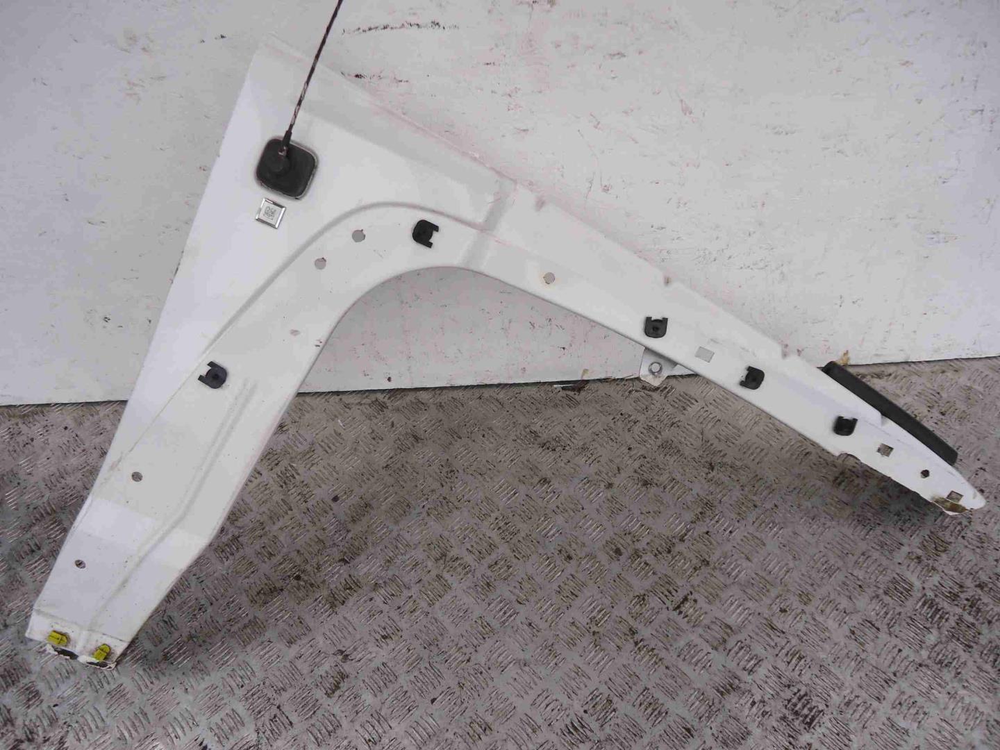 Крыло переднее правое