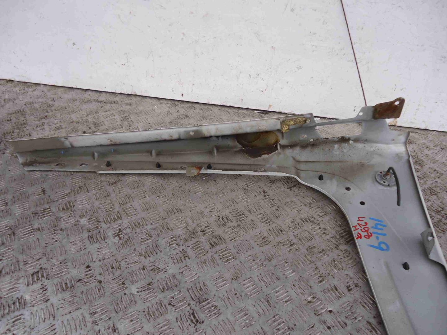 Крыло переднее правое