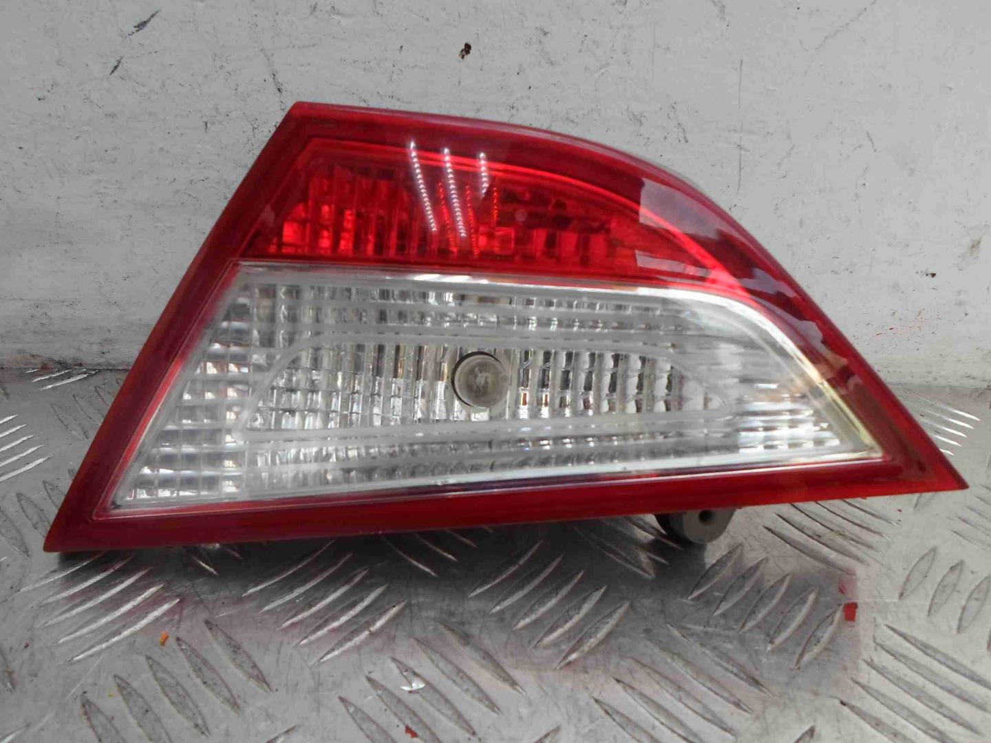 Фонарь задний внутренний правый