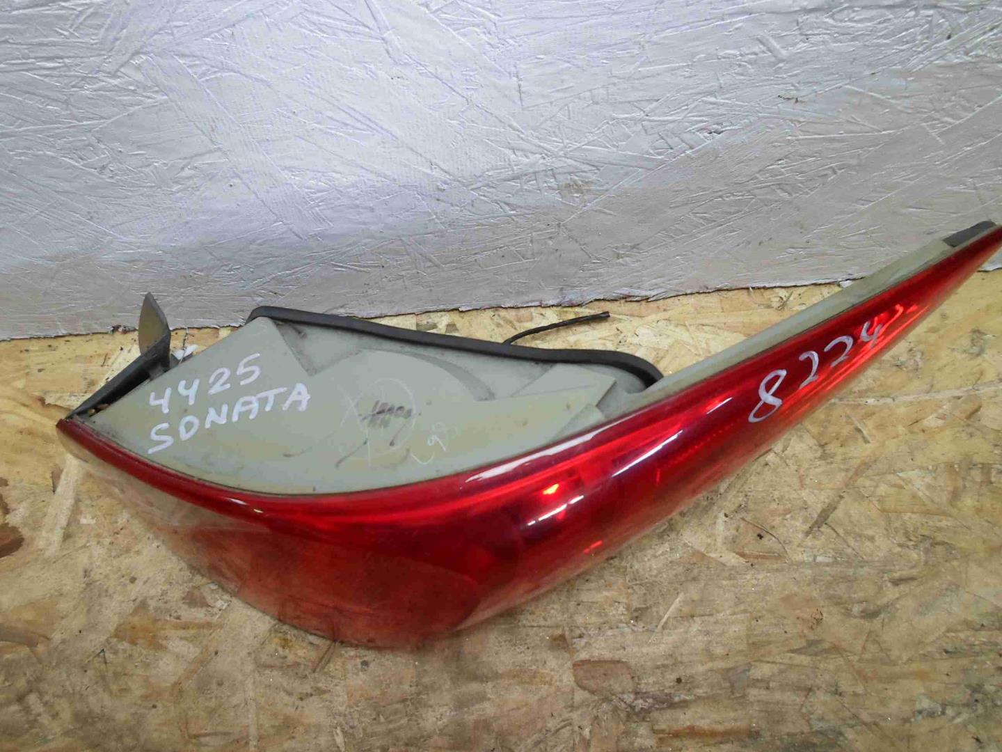 Фонарь задний наружный правый