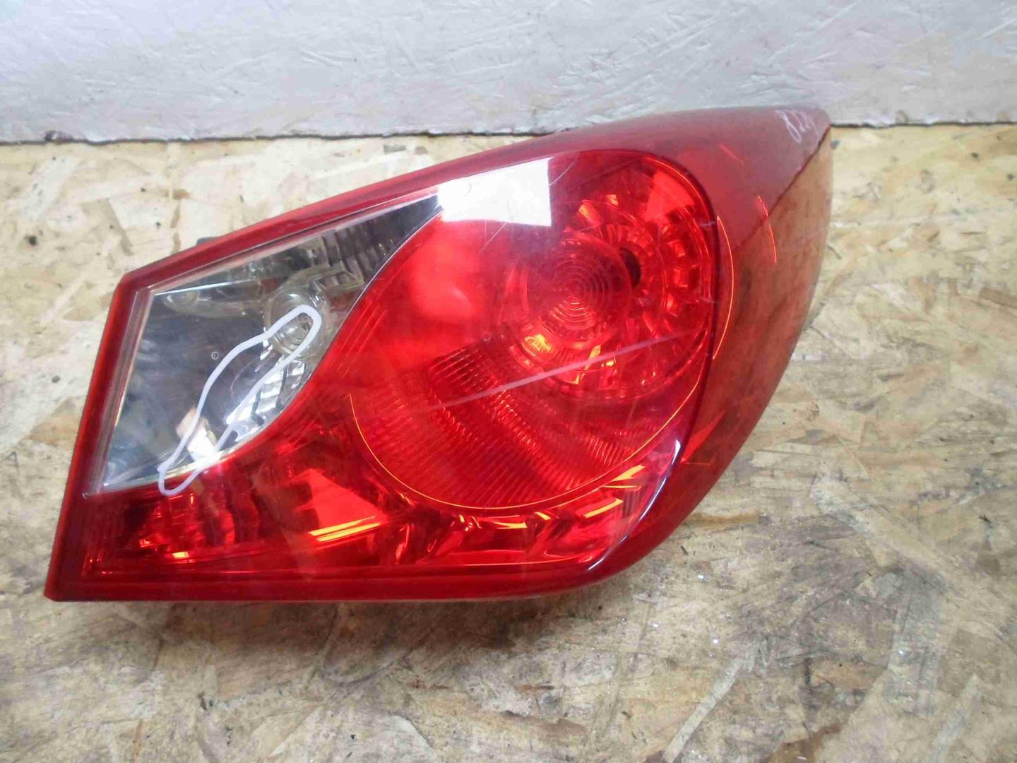 Фонарь задний наружный правый