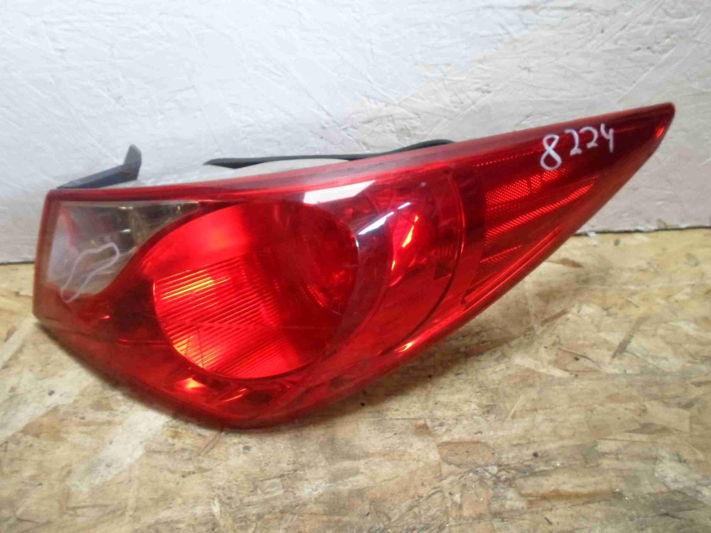 Фонарь задний наружный правый