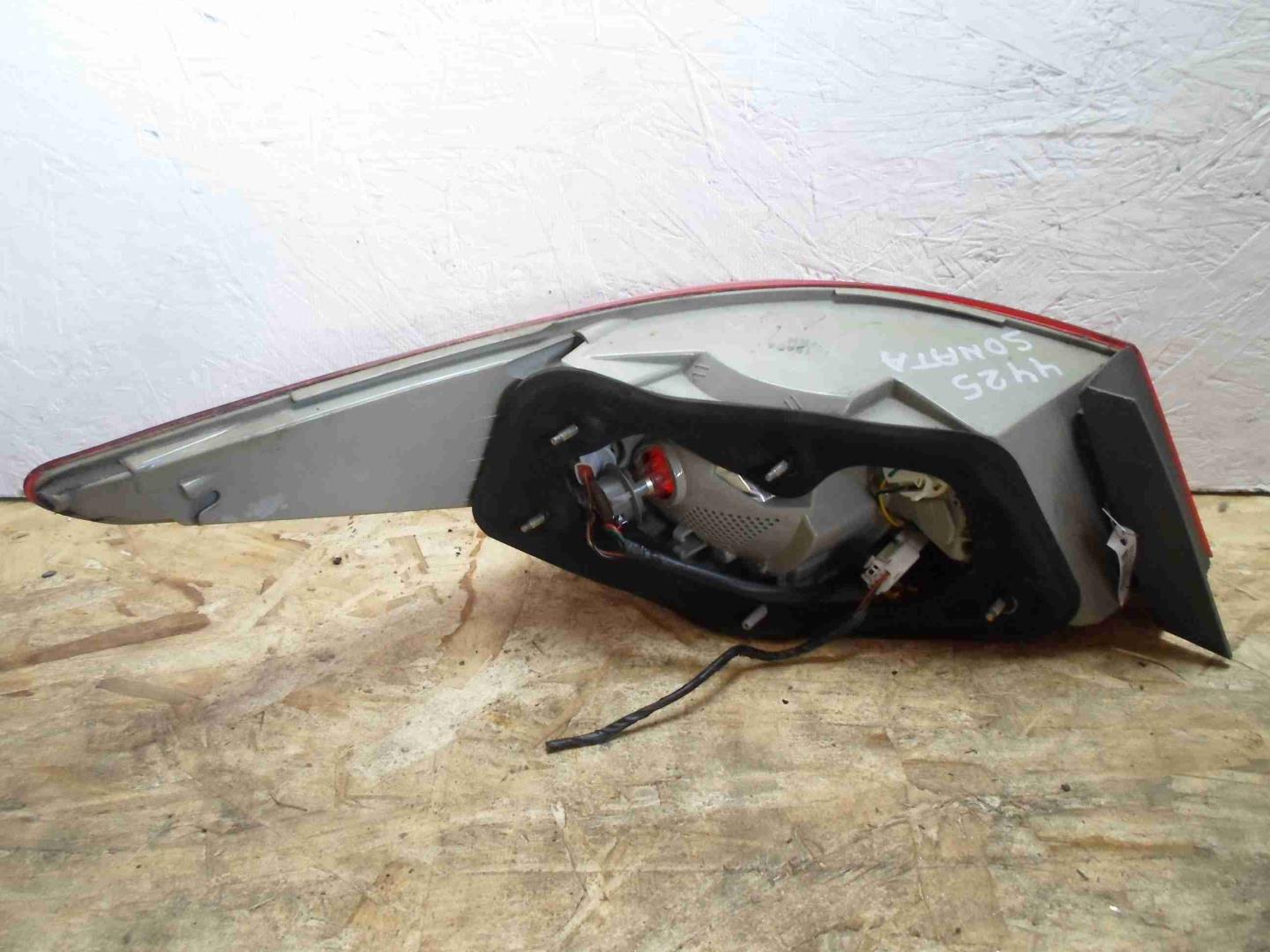 Фонарь задний наружный правый