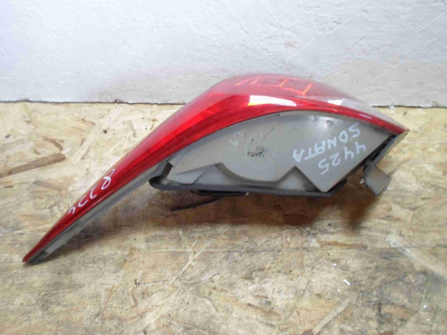 Фонарь задний наружный правый