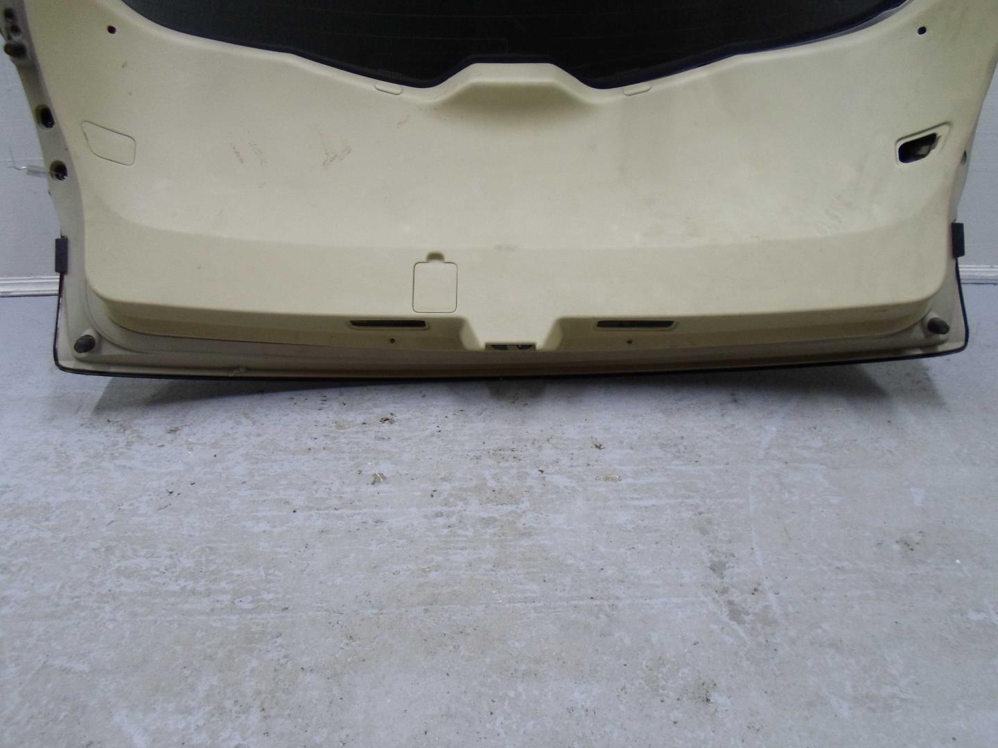 Петля крышки багажника