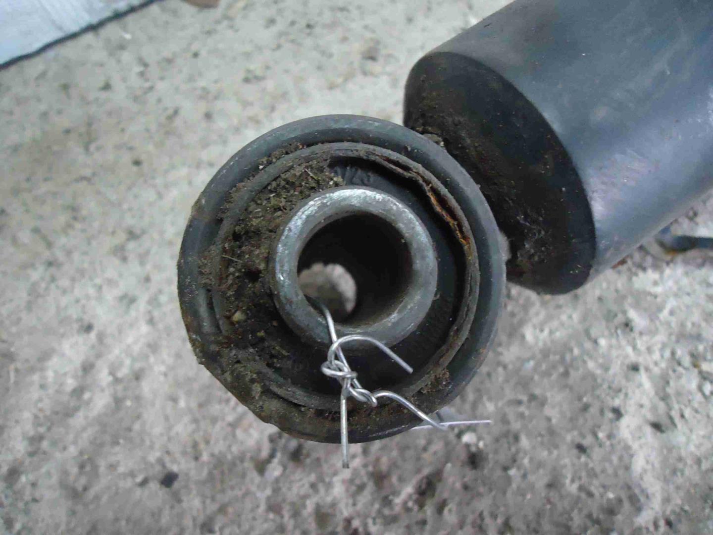 Амортизатор задний левый