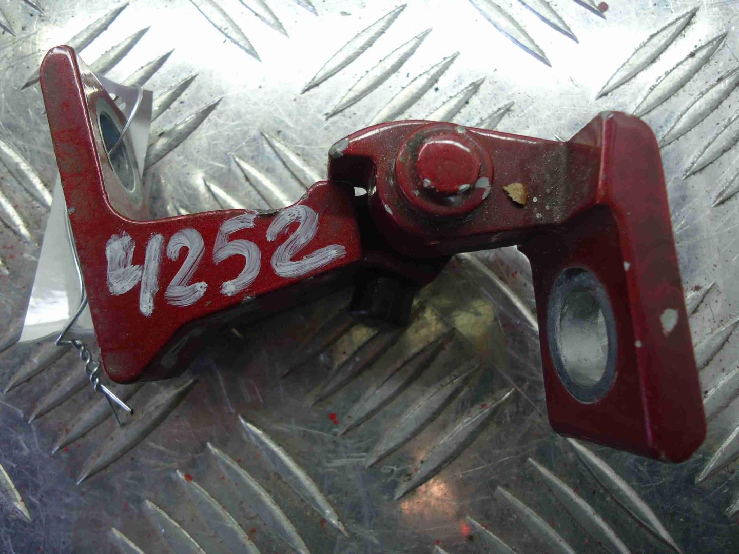 Петля двери передней