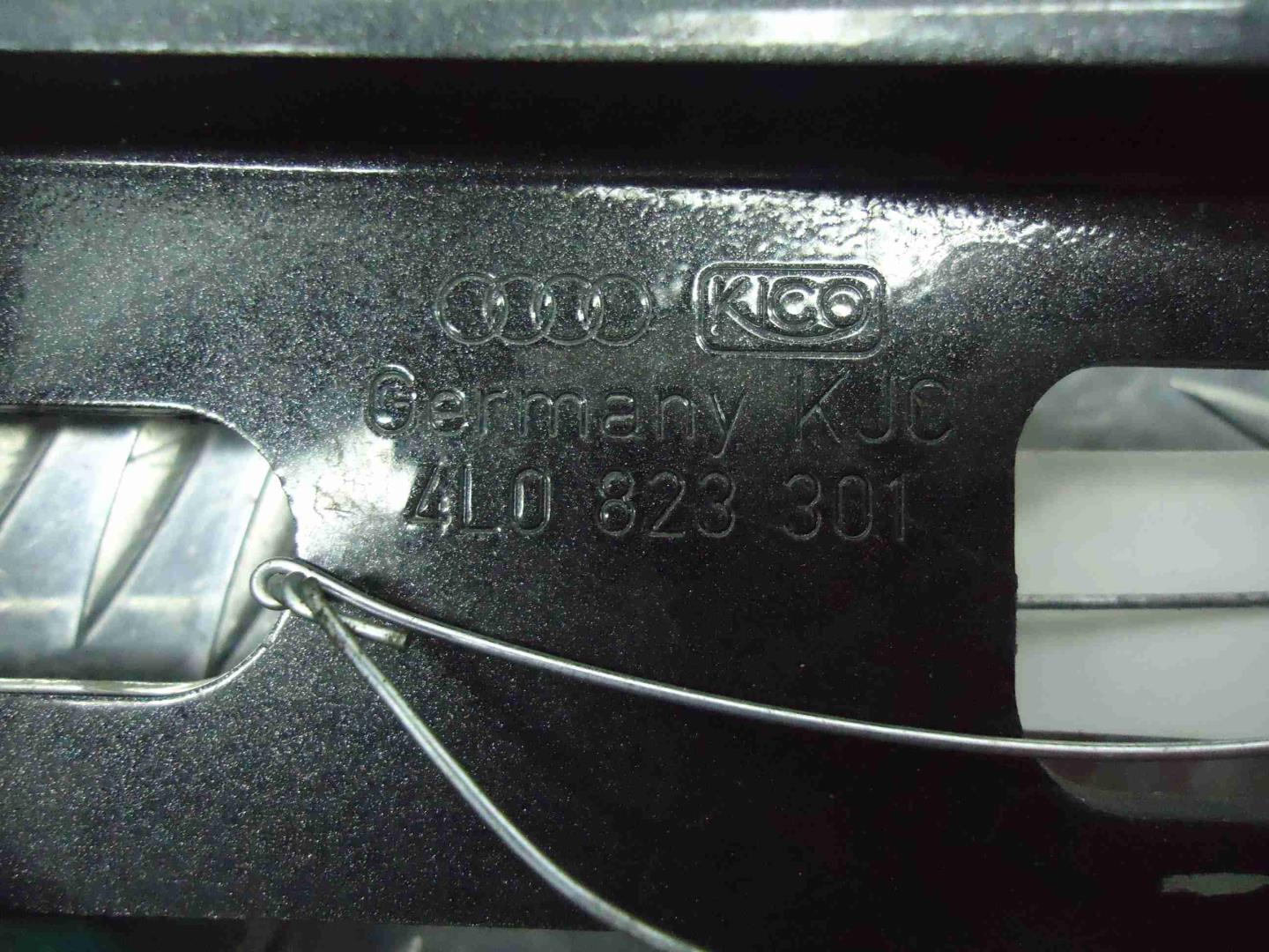 Петля капота левая