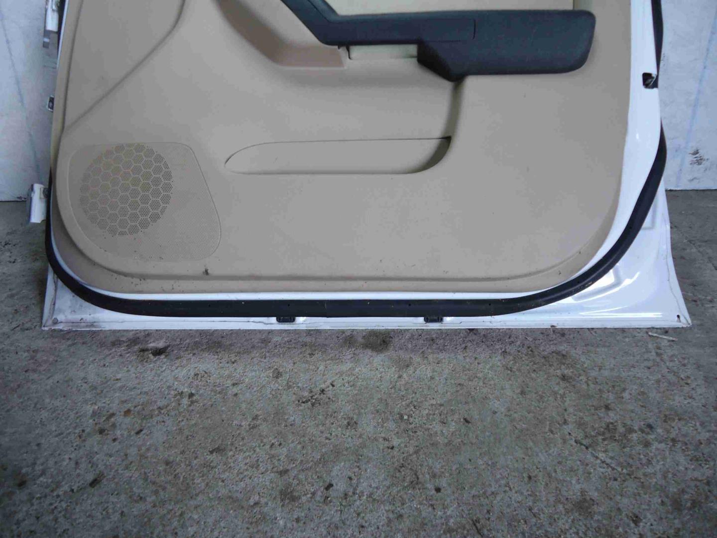 Петля двери передней