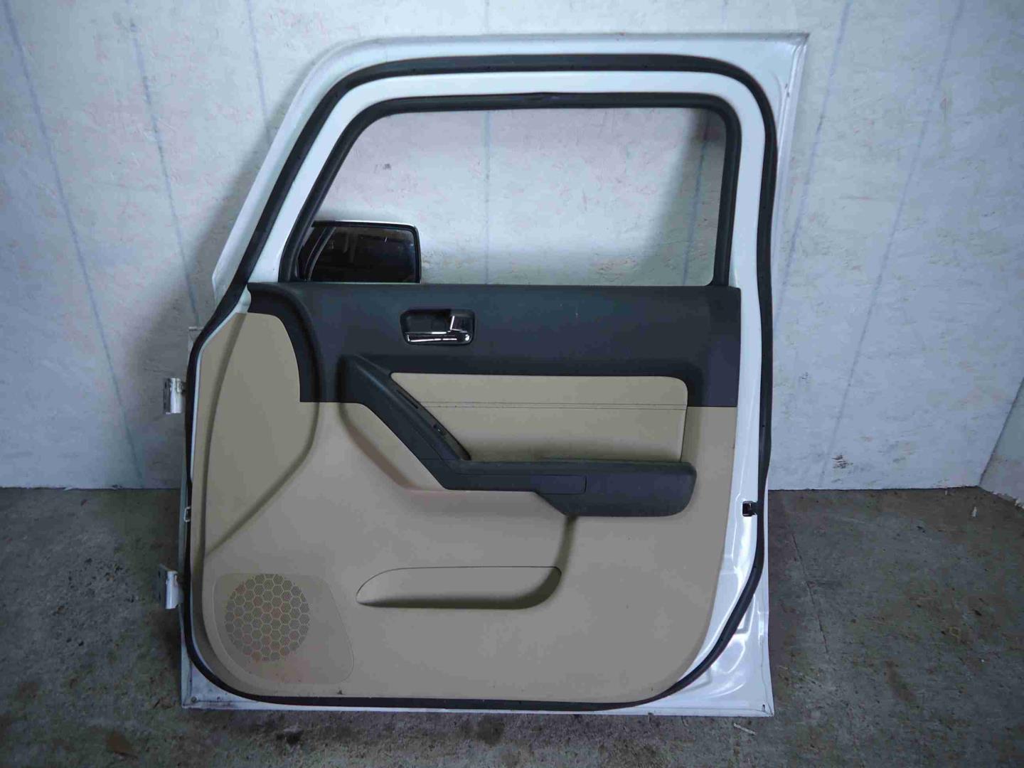 Петля двери передней