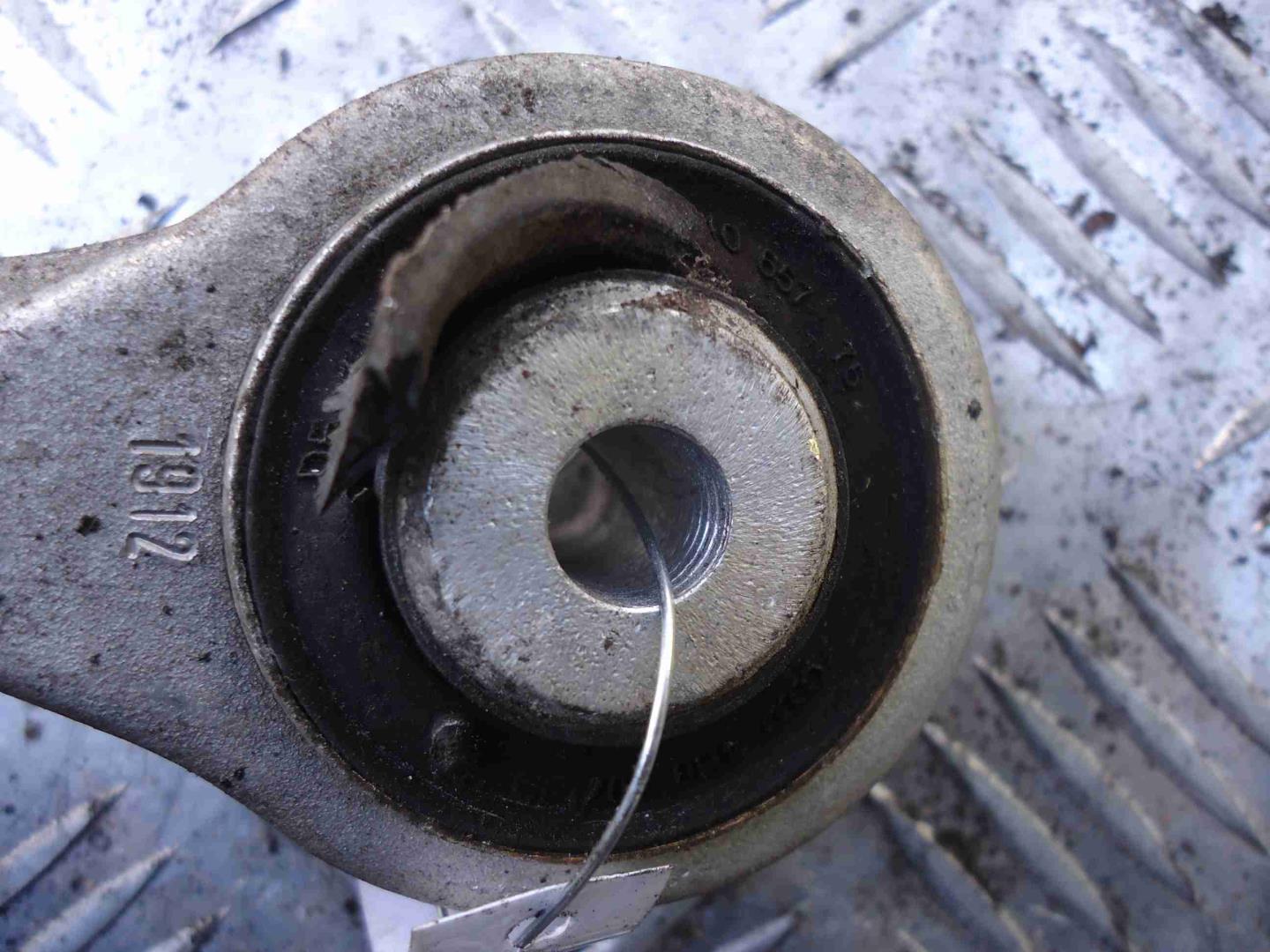 Рычаг передний верхний правый