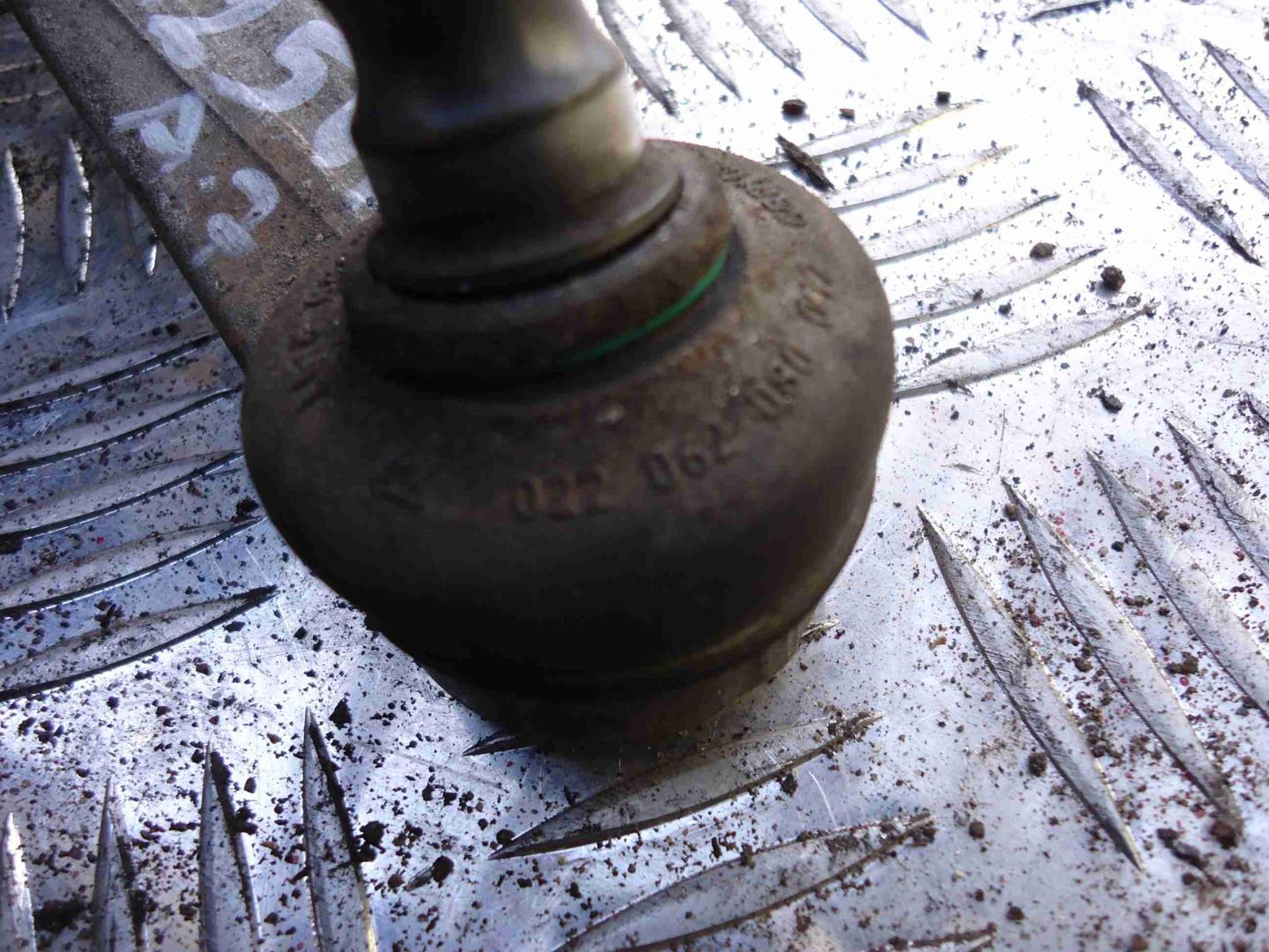 Рычаг передний верхний правый