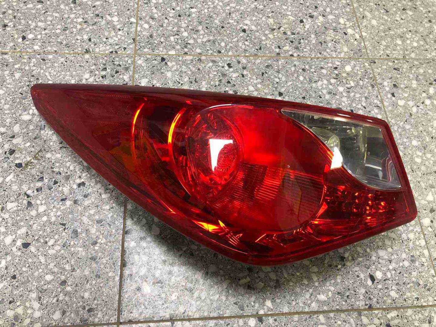 Фонарь задний наружный левый