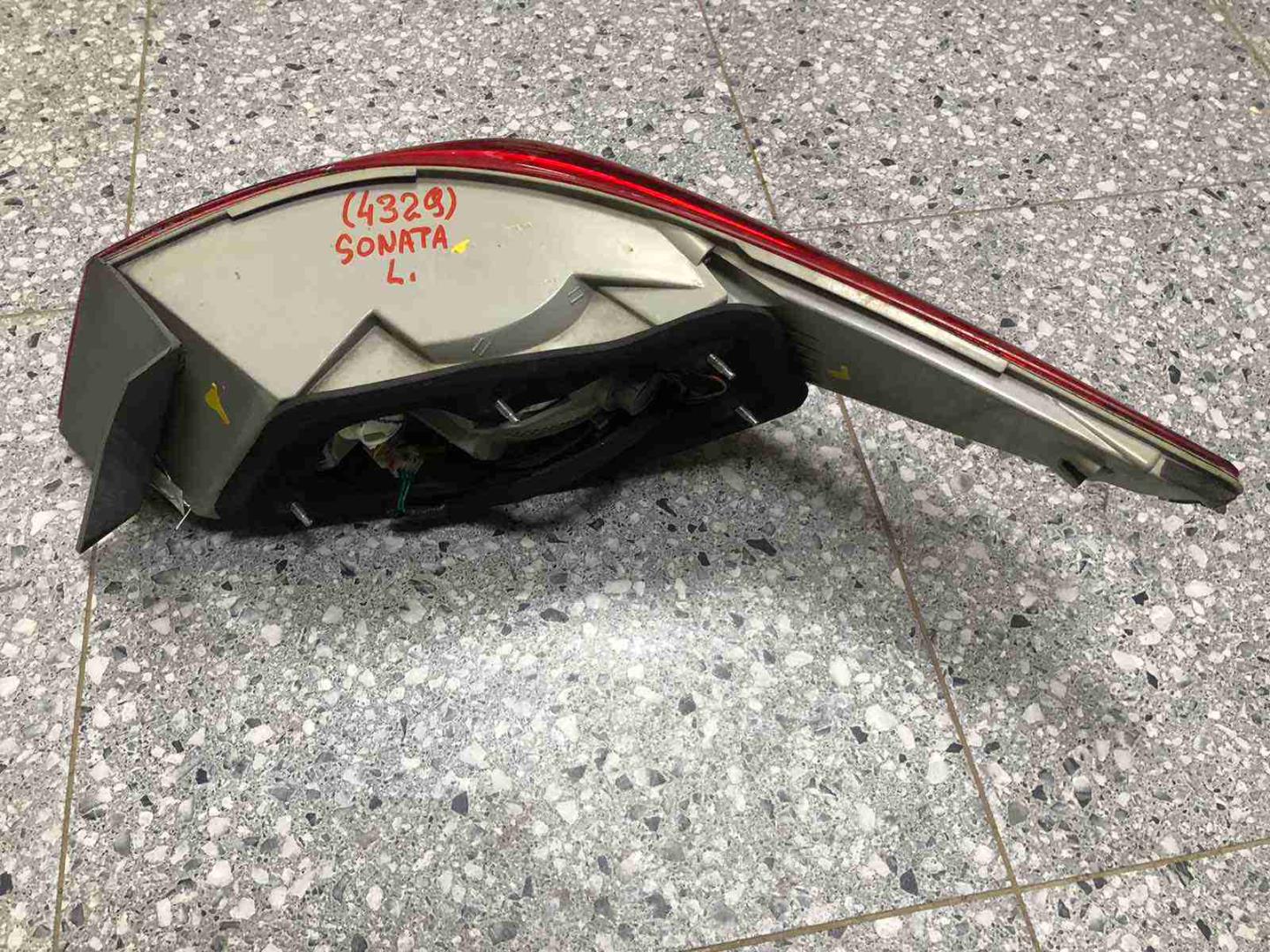 Фонарь задний наружный левый