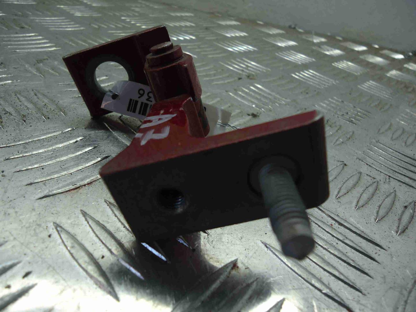 Петля двери