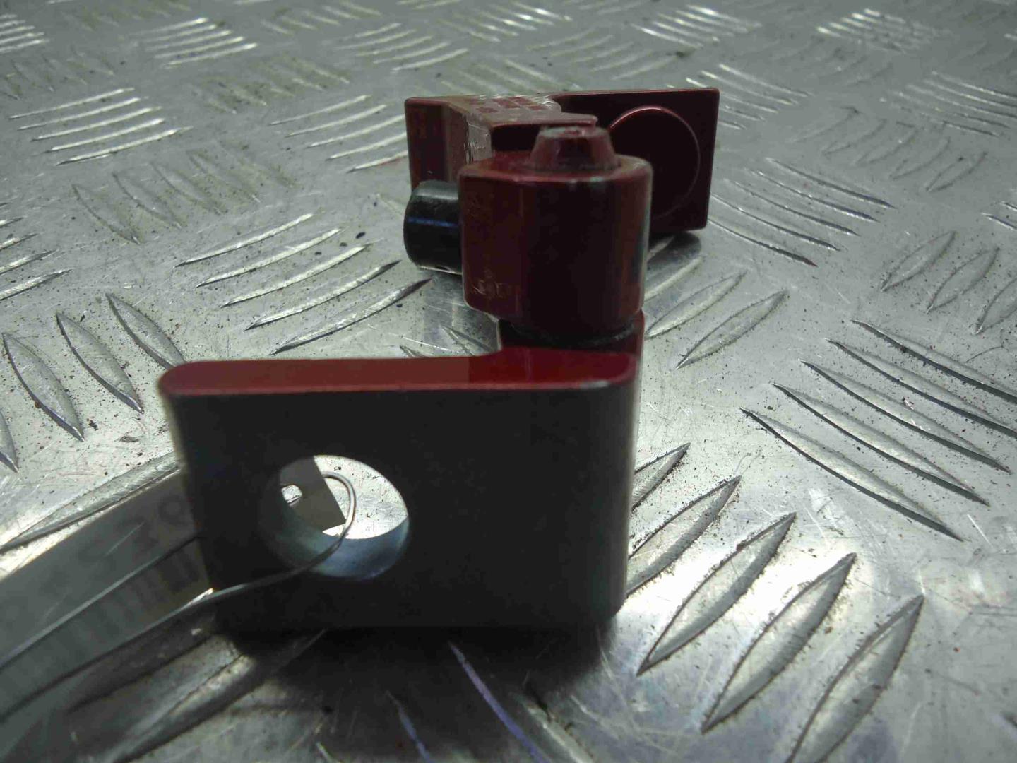 Петля двери