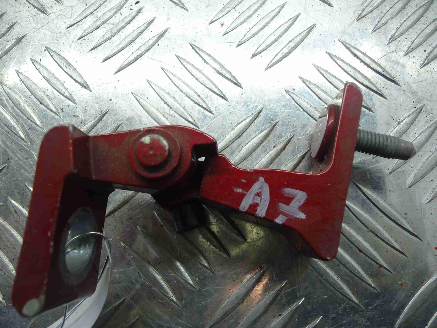 Петля двери