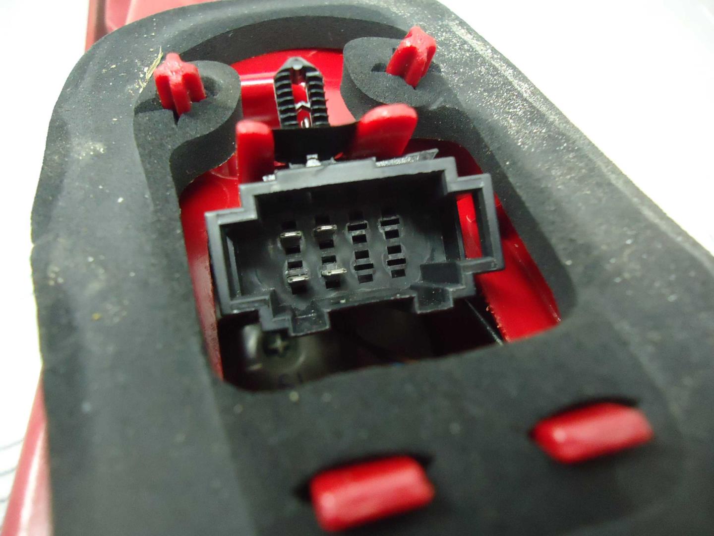 Фонарь задний внутренний левый