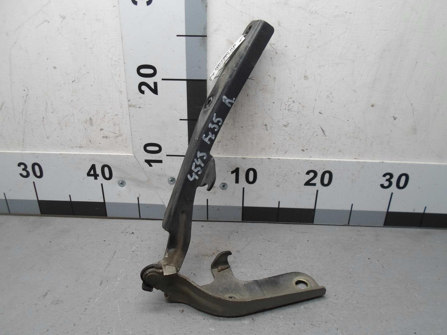 Петля капота правая