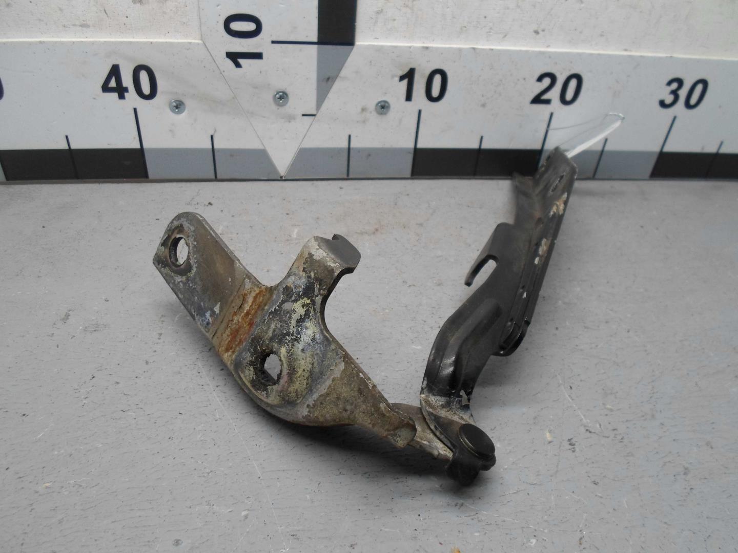 Петля капота правая