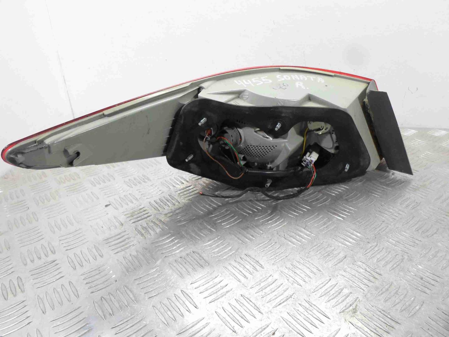 Фонарь задний наружный правый