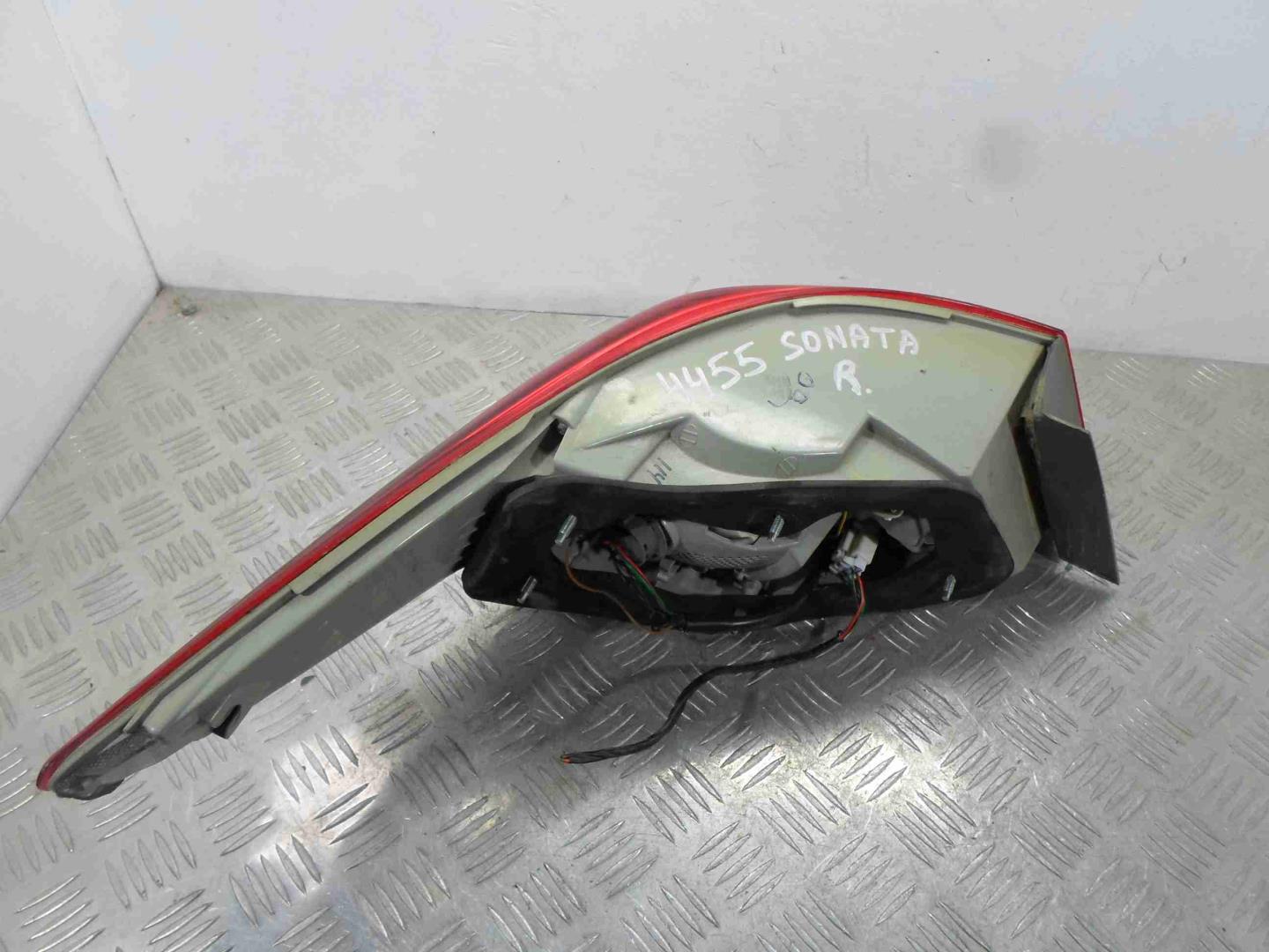 Фонарь задний наружный правый